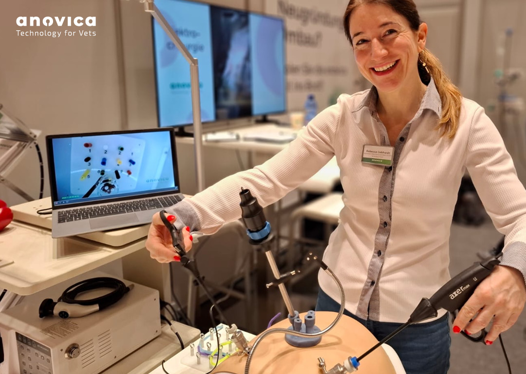 anovica Expertin Rebecca Gebhardt demonstriert beim bpt-Kongress 2025 das laparoskopische Arbeiten an einem Trainingsmodell.